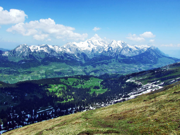 Panoramablick auf den Zürcher Alpengipfel im Churfirsten - Kanton St. Gallen, Schweiz - Foto, Bild