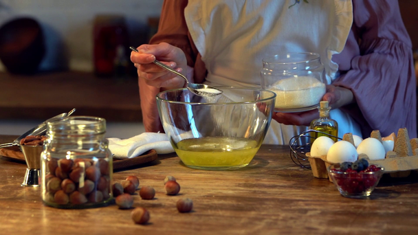 lassú mozgás, női szakács jar a cukor hozzáadása a tálba a tojásokat desszert főzés közben - Felvétel, videó
