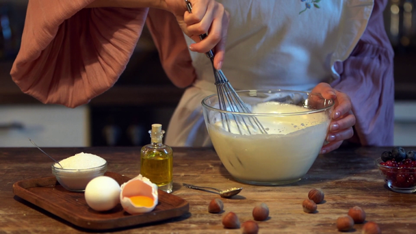 αργή κίνηση των μαγείρισσα κτυπώντας τα αυγά για επιδόρπιο - Πλάνα, βίντεο