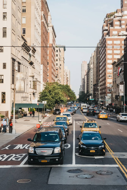 Nueva York, Estados Unidos - 30 de mayo de 2018: Automóviles en una calle de Manhattan, Nueva York, Estados Unidos. Nueva York es la tercera ciudad más congestionada del mundo
. - Foto, Imagen