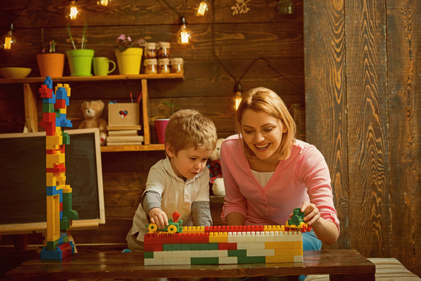 Bon concept. Mère et enfant aiment jouer avec des briques de jouet. Mère et fils apprennent à apprécier et à apprécier l'apprentissage
 - Photo, image