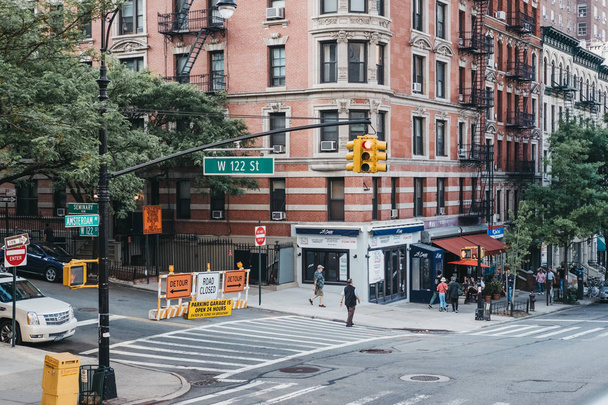 New York, USA - 01 kesäkuu 2018: Ihmiset kävelevät kadulla Harlemissa, NYC. 1920-luvulta lähtien Harlem on tunnettu merkittävänä afroamerikkalaisena asuin-, kulttuuri- ja liikekeskuksena.
. - Valokuva, kuva