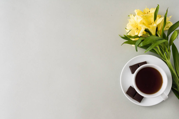 fundo para texto com uma xícara de café e flor
 - Foto, Imagem