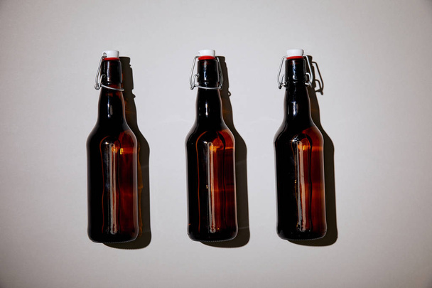 botellas marrones con cerveza sobre fondo blanco
 - Foto, imagen