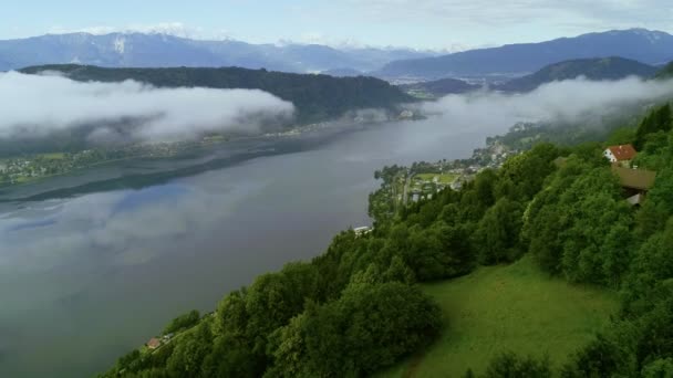 Felhők felborulása alpesi tó, a hegyek - Felvétel, videó