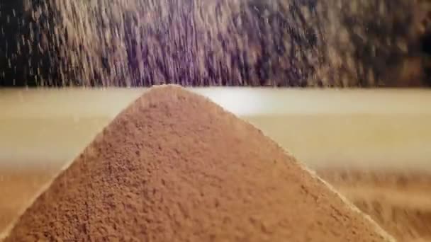 Γκρο πλαν, από το κοσκίνισμα της σκόνης κακάου κόσκινο - Πλάνα, βίντεο