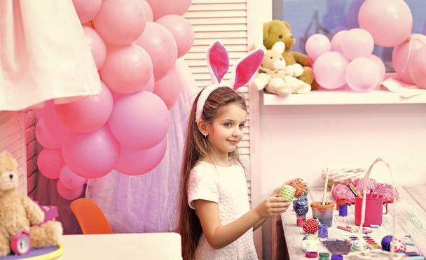 Happy easter with small girl paint eggs. - Foto, Bild