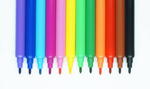 Kırpma yolu ile izole edilmiş arkaplanda renkli işaretleyici kalem seti. Tasarım veya montajınız için parlak ve boş boşluk. - Fotoğraf, Görsel