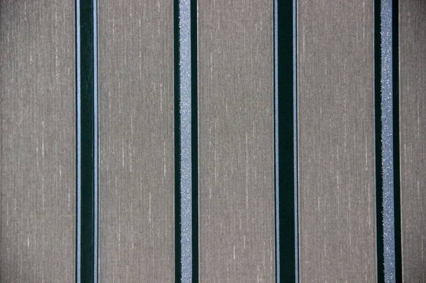 Grijze achtergrond met verticale strepen van kleur: smaragd groen, azure en zwart. Abstracte grijze achtergrond of textuur met verticale strepen van verschillende kleuren. - Foto, afbeelding