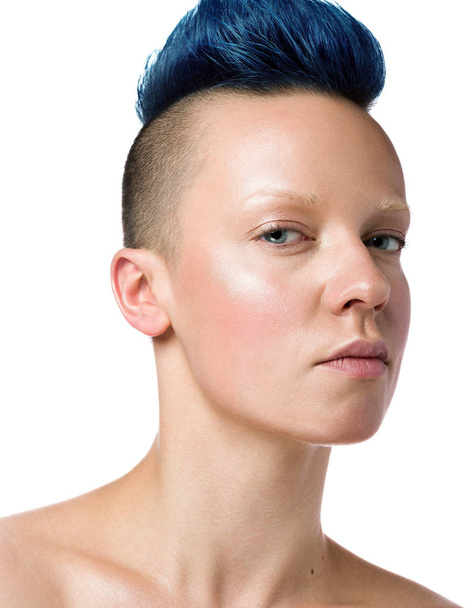 官能的な表情を持つ若い女性の肖像画。青いショートヘア。白い背景に分離 - 写真・画像