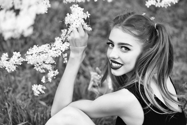 Pretty girl in blossom - Foto, Imagem