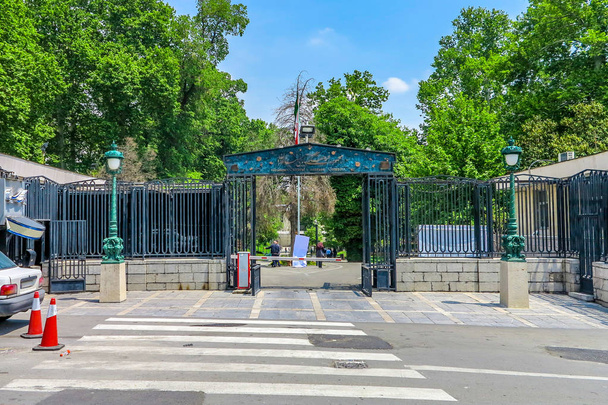 Complejo Palacio de Teherán Niavaran Puerta de entrada abierta
 - Foto, Imagen