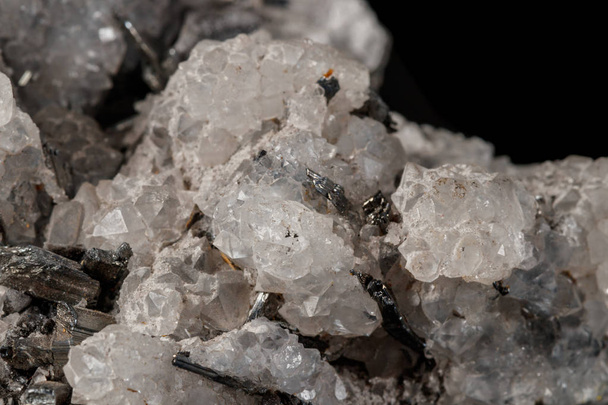 マクロ ミネラル石黒の背景に輝安鉱石英をクローズ アップ - 写真・画像