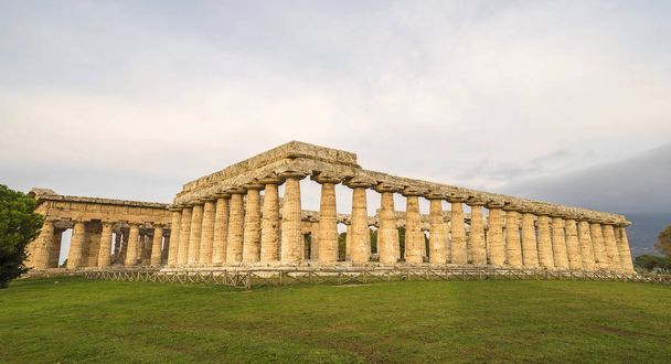 Greek Temples of Paestum - UNESCO World Heritage Site, with some of the most well-preserved ancient Greek temples in the world. Se trata de tres templos de Hera, Poseidón y Ceres en Paestum, Italia
.  - Foto, imagen