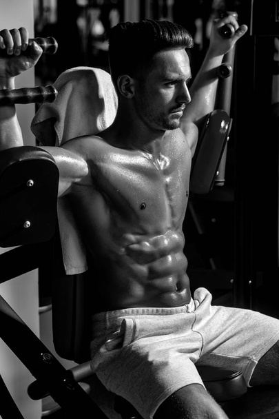 muscular man training in gym - Fotoğraf, Görsel