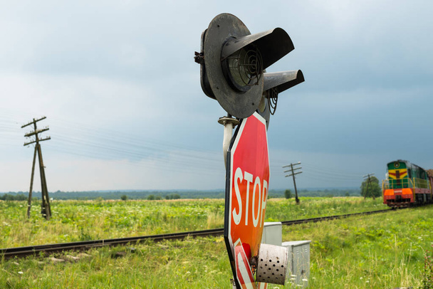 Sinais e semáforos na travessia ferroviária e no comboio que se aproxima (Ucrânia
). - Foto, Imagem