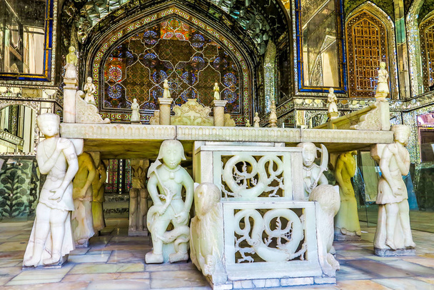 Palacio de Teherán Golestán Takht-e Marmar Trono de mármol con esculturas talladas humanas y dragones
 - Foto, imagen