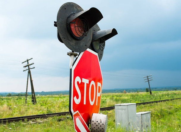 Światłach, zatrzymuje znak i crossbuck zarejestrować na przejazd kolejowy na Ukrainie - Zdjęcie, obraz