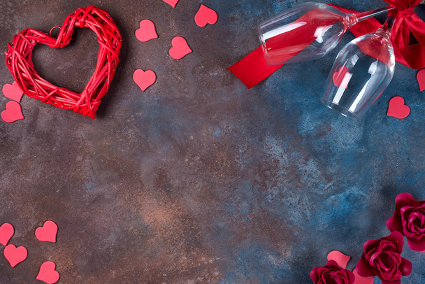 Fondo de San Valentín con corazones hechos a mano, vasos y caja de regalo sobre un fondo de piedra. Día de San Valentín
 - Foto, Imagen