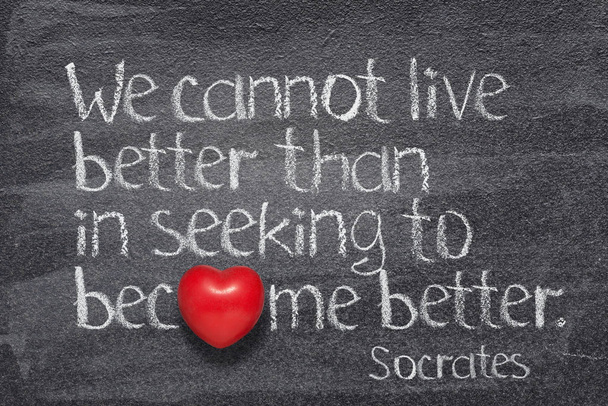 We kunnen niet leven beter dan in op zoek naar beter - citaat van de oude Griekse filosoof Socrates geschreven op schoolbord met rood hartsymbool in plaats van  - Foto, afbeelding