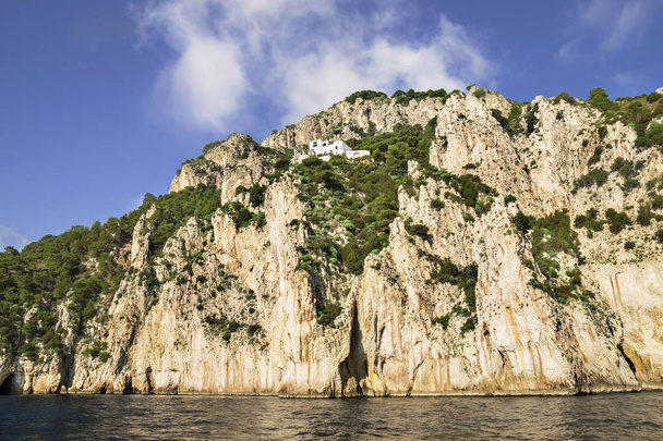 Terrazze rocciose sulla costa mediterranea dell'Isola di Capri
 - Foto, immagini