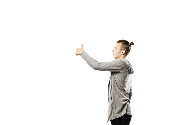 Stylowy człowiek pokazuje ręką gest ok na białym tle - Zdjęcie, obraz