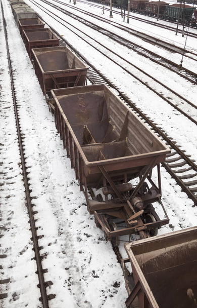 Vagones de carga vacíos en el ferrocarril en invierno
 - Foto, Imagen