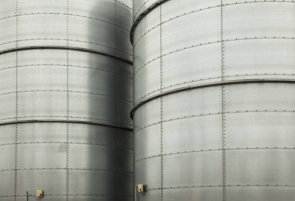 silo 's van metalen torens (voor het opslaan van bulkgoederen) van de industriële installatie. - Foto, afbeelding