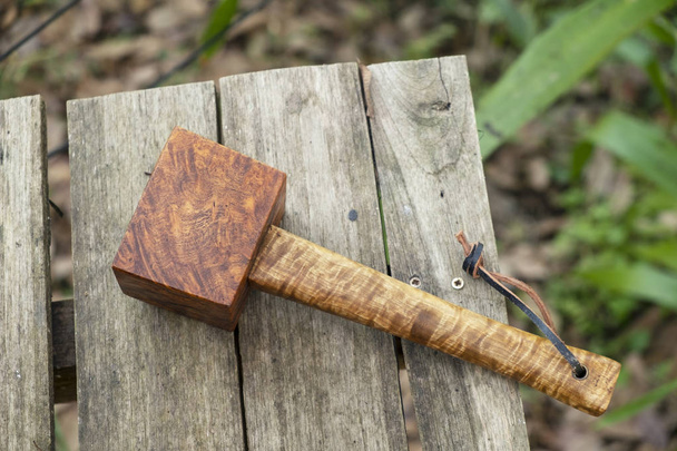 Σφύρα σφύρα κατασκευασμένα από ξύλινα εργαλεία burl για χρησιμοποιείται από ξυλουργός στο εργαστήριο σε απομονωμένες θολή φόντο - Φωτογραφία, εικόνα