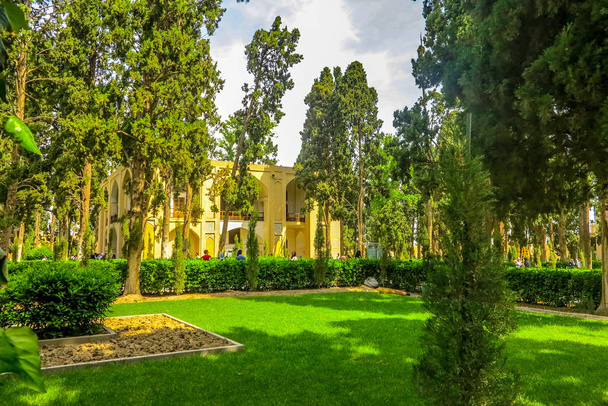 Punto de vista del jardín Kashan Bagh-e Fin con setos recortados
 - Foto, Imagen