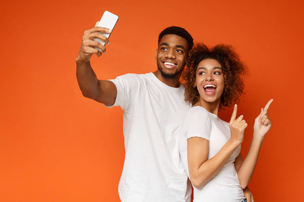 Happy african-american man and woman making selfie - Fotoğraf, Görsel