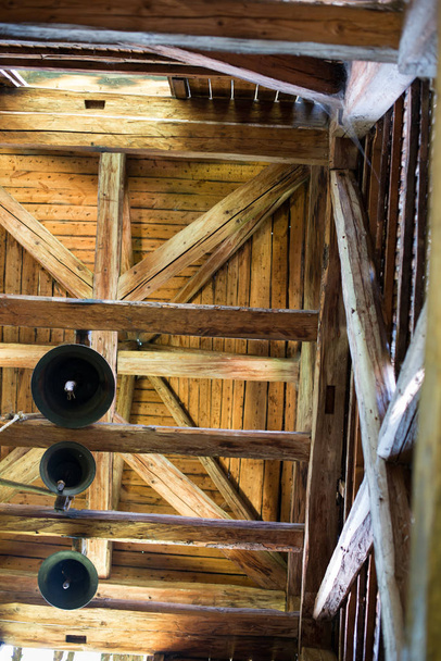 Glocken im alten hölzernen Glockenturm neben der Kirche (xviii Jahrhundert) im Dorf huklyvy in den ukrainischen Karpaten. - Foto, Bild