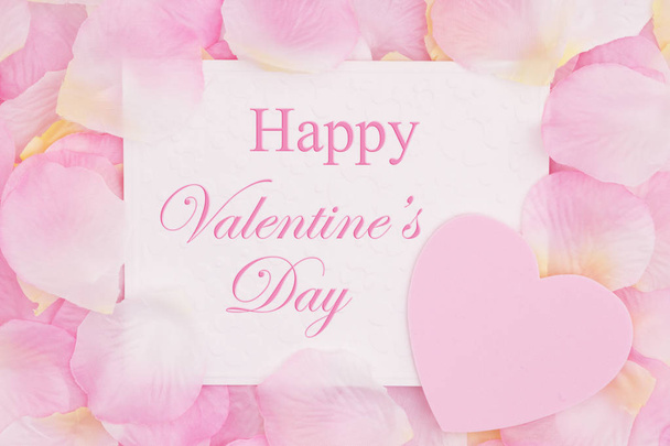 Tarjeta de felicitación del día de San Valentín feliz con un corazón rosa sobre pétalos de rosa rosa
 - Foto, Imagen