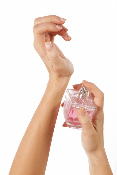 Žena nanáší parfém na zápěstí - Fotografie, Obrázek