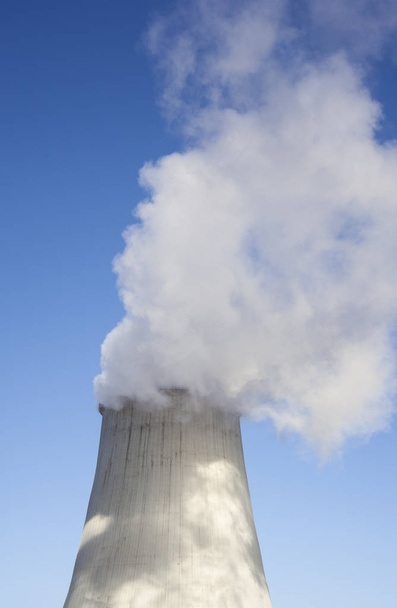 Torre de refrigeración de la central eléctrica de Kiev (Ucrania) con vapor de agua sobre ella
. - Foto, imagen