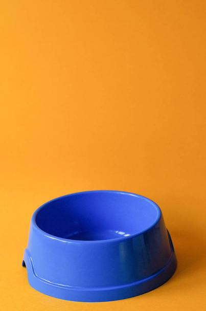 Одна пустая синяя миска для еды или полива домашних животных
. - Фото, изображение