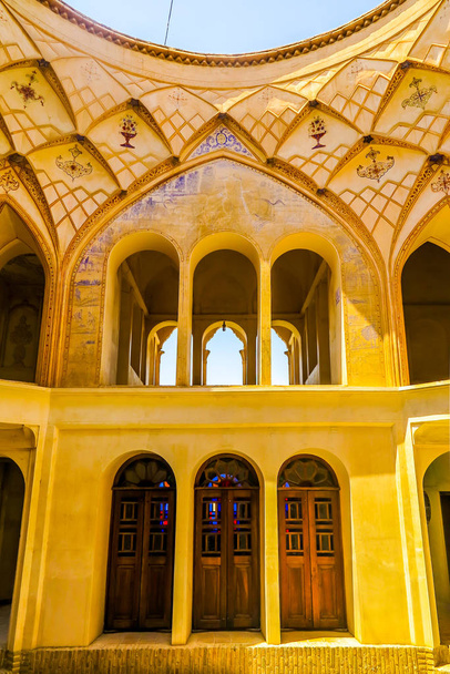 Kashan Tabatabaee Historiallinen talo kaareva Windows ulkokatolla
 - Valokuva, kuva