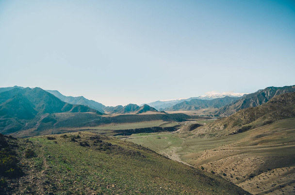 Гірський пейзаж. Вид на долину з красивим плато
 - Фото, зображення