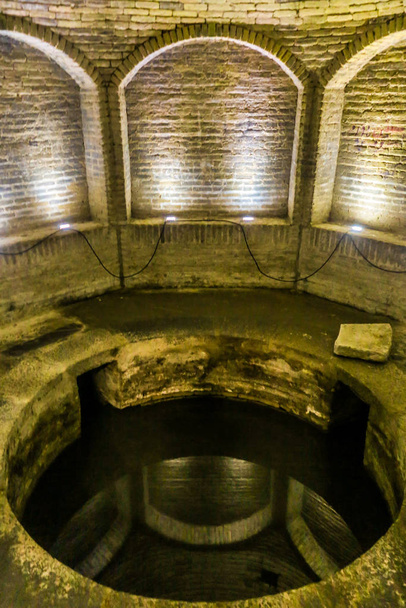 Yazd Masjid-e Jameh Mosque Illuminated Dungeon Water Well - Foto, immagini