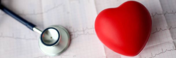 Cabeza de estetoscopio médico y corazón de juguete rojo
 - Foto, imagen