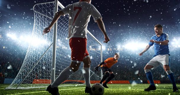 Momento de fútbol intenso frente al gol en el estadio de fútbol profesional mientras nieva. Estadio y multitud se hacen en 3D
. - Foto, imagen