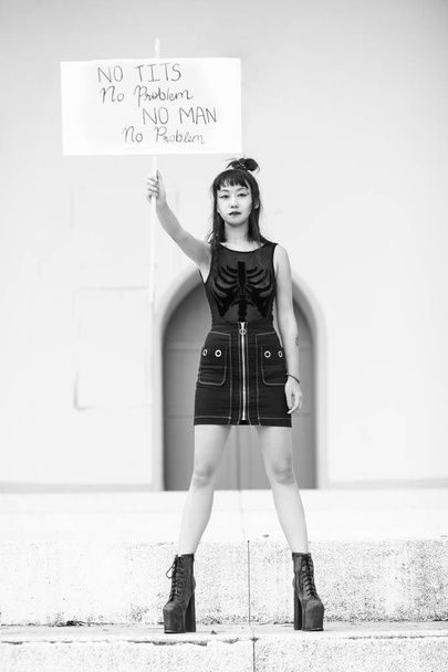 Mujer con un cartel "No Tits No Problem.No Man No Problem
 " - Foto, imagen