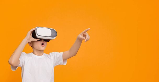 Pequeño chico emocionado experimentando realidad virtual, espacio de copia
 - Foto, imagen
