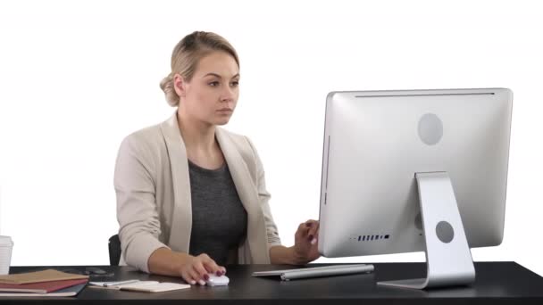 Femme d'affaires heureuse chic travaillant à l'ordinateur, fond blanc - Séquence, vidéo
