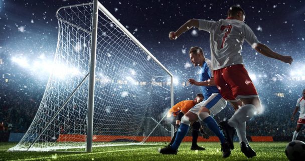 Momento de fútbol intenso frente al gol en el estadio de fútbol profesional mientras nieva. Estadio y multitud se hacen en 3D
. - Foto, imagen