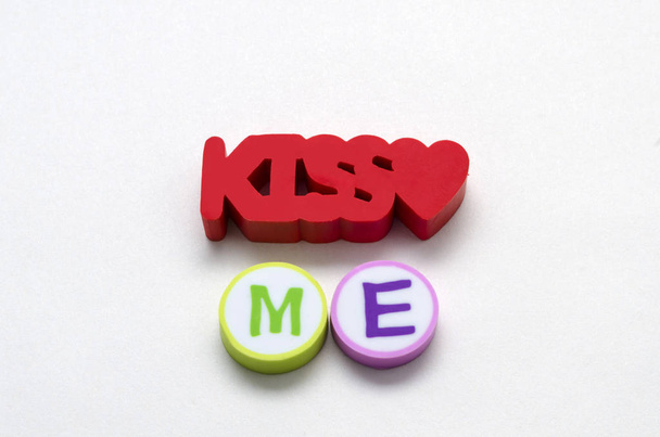 Csókolj meg kifejezés készült színes törlők, fehér háttér - Fotó, kép