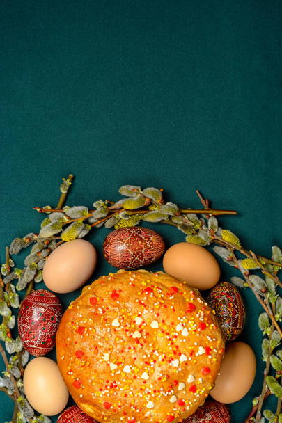 伝統的なイースターの卵イースターの卵、パン、柳の枝、テクスチャ 2019 - 写真・画像