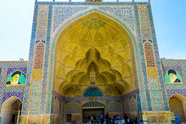 Isfahan Masjed-e Jameh Mezquita Iwan Amarillo Azulejos ornamento Muqarna Ahoopay panal Stalactite Bóveda
 - Foto, Imagen