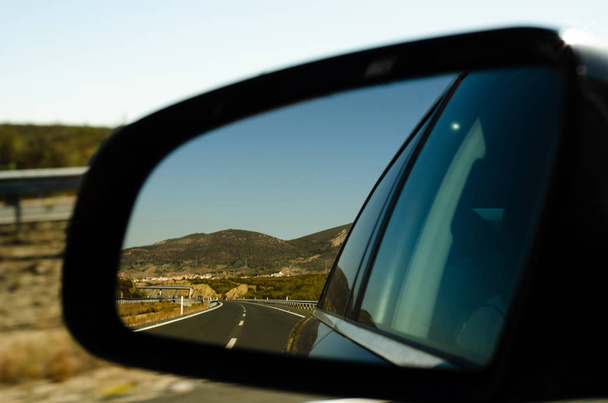 Blick in den Autospiegel auf schneller Straße in Spanien, schöne Landschaft, Transport - Foto, Bild