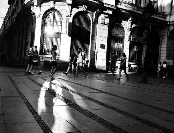 Літній захід сонця над вулицею вулиці Міхейлова або князя Михайла, одна з найстаріших вулиць і знамениті туристичні атракцією міста Белград. Вулична фотографія. - Фото, зображення